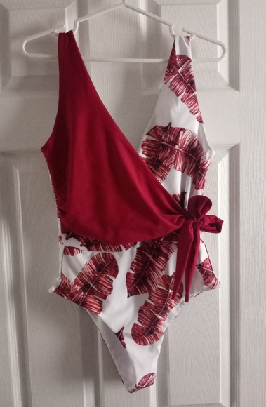 One piece bathingsuit - Picture 2 of 3